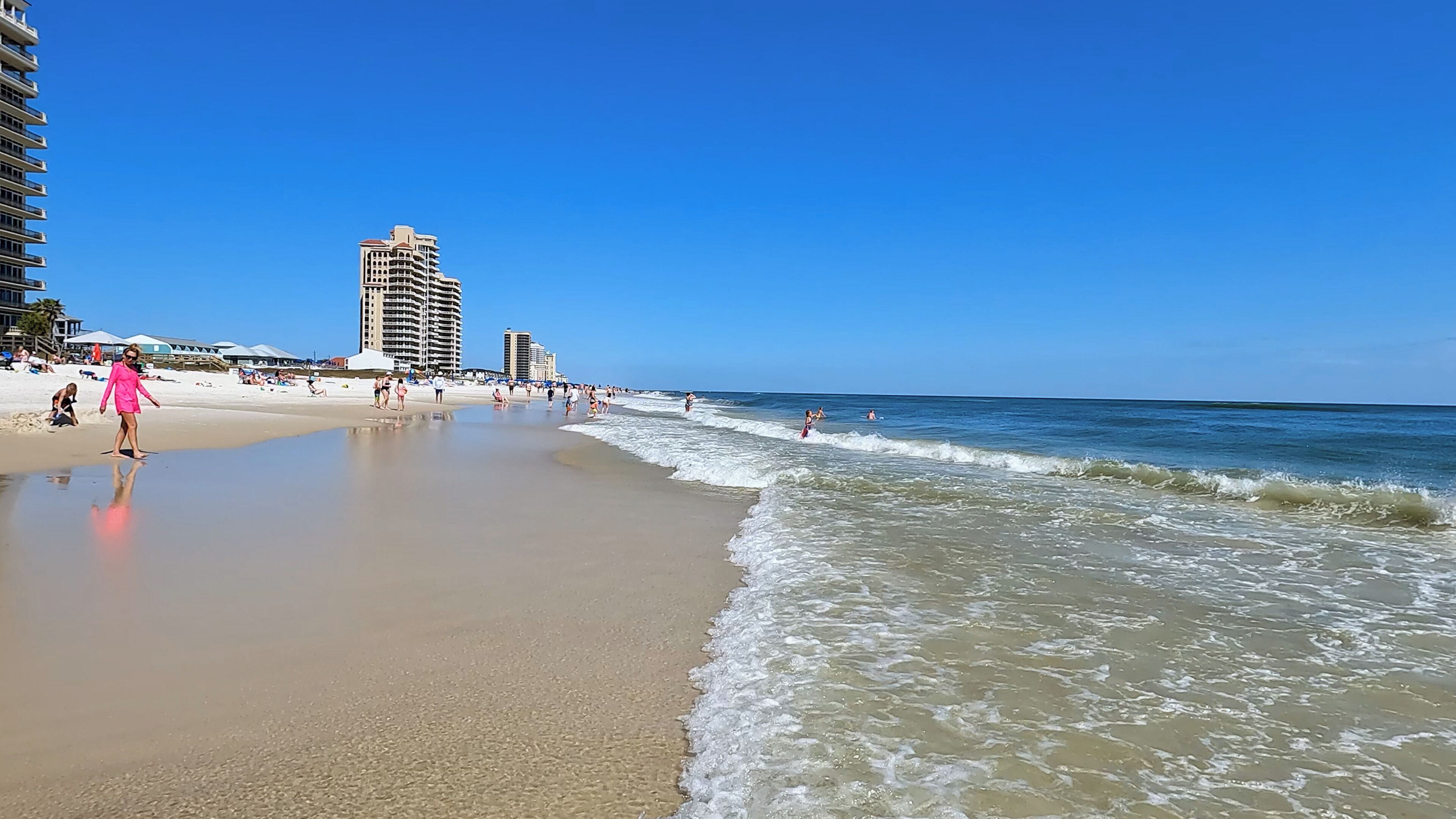 在海滩、沙滩椅