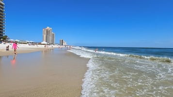 En la playa, sillas reclinables de playa