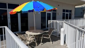 Outdoor dining - MILLION DOLLAR VIEW WITH PRIVATE PARKING SLEEPS 6, BOOK 7 DAYS GET 10% DISCOUNT! (Pensacola)
