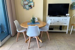 Dining - MILLION DOLLAR VIEW WITH PRIVATE PARKING SLEEPS 6, BOOK 7 DAYS GET 10% DISCOUNT! (Pensacola)