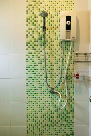 Double Room with Garden View | Badrum | Dusch, gratis toalettartiklar, hårtork och handdukar