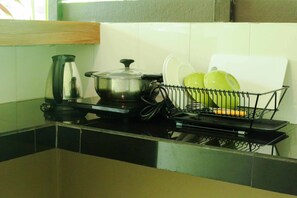 Double Room with Garden View | Eget pentry | Kylskåp, spishäll, vattenkokare och grytor/köksredskap