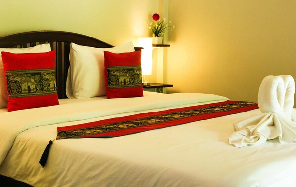 Double Room with Garden View | Minibar, värdeförvaringsskåp på rummet och skrivbord