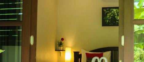 Double Room with Garden View | 迷你吧、客房内保险箱、办公桌、遮光窗帘