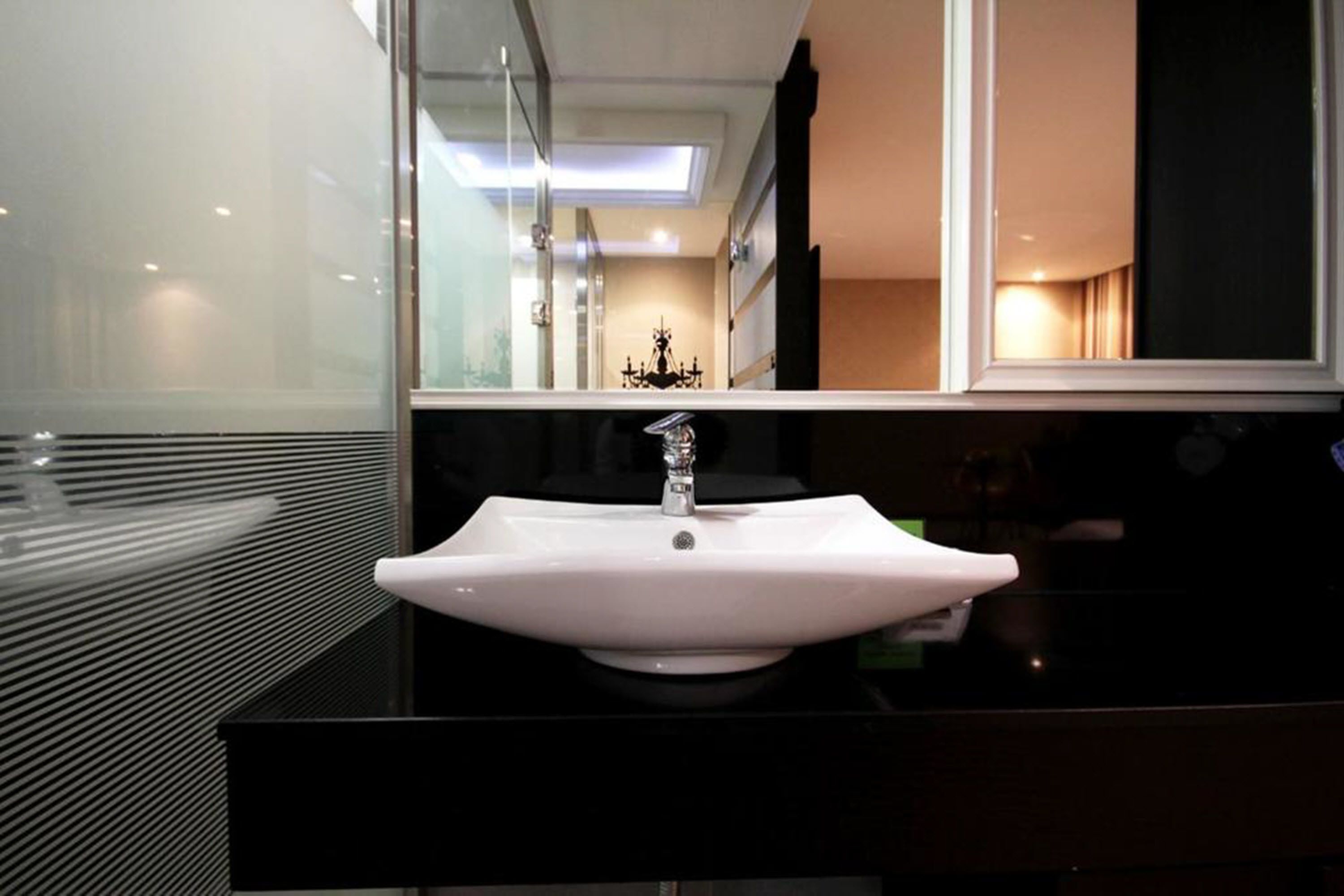 deluxe room | bathroom sink