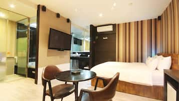Deluxe Room | Egyptian cotton sheets, premium bedding, minibar, desk