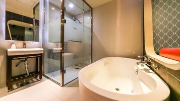 Duplex (Party Room B) | Bathroom | Free toiletries, hair dryer, bathrobes, slippers