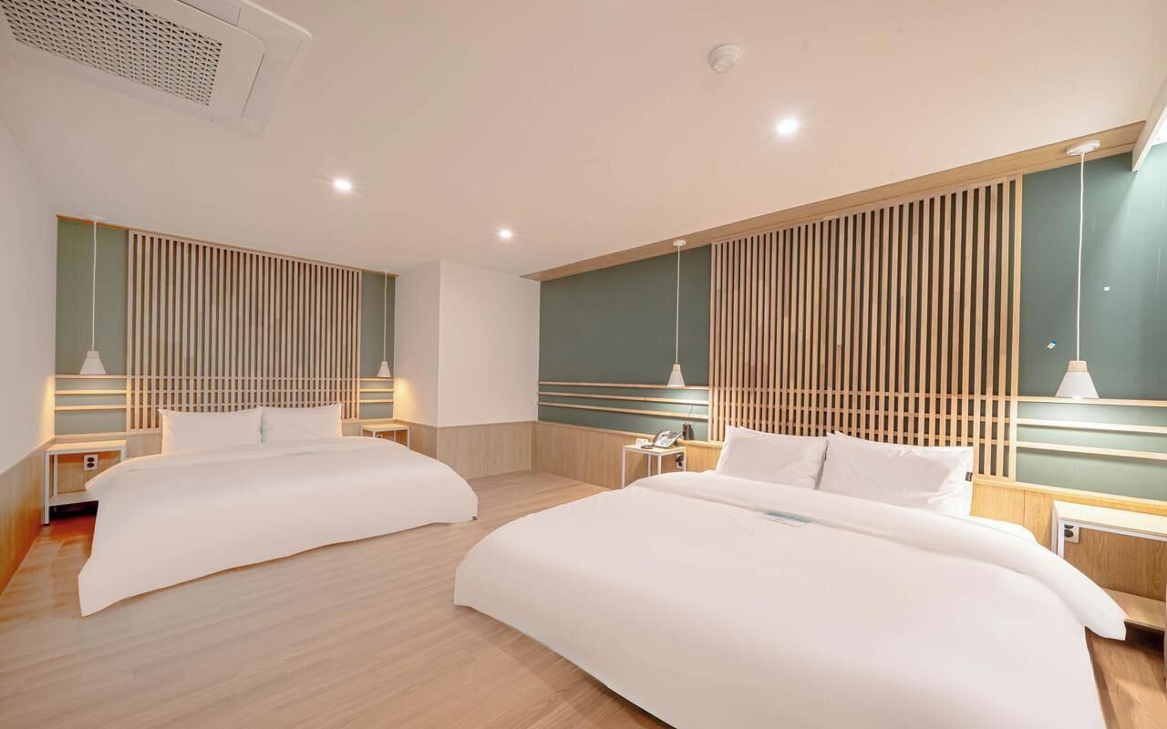 Twin Room (VIP) | Egyptian cotton sheets, premium bedding, minibar, desk