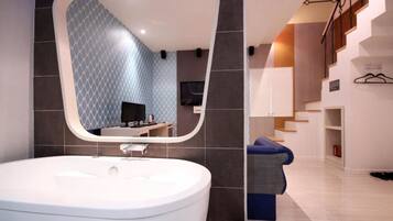 Duplex (Party Room B) | Bathroom | Free toiletries, hair dryer, bathrobes, slippers