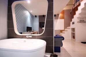 Duplex (Party Room B) | Bathroom | Free toiletries, hair dryer, bathrobes, slippers - Zara Hotel (Changwon)