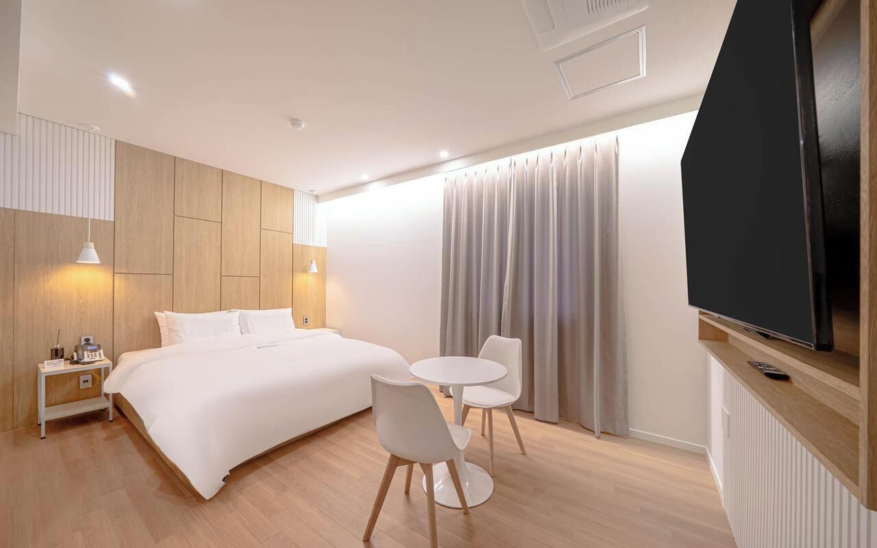 Standard Room | Egyptian cotton sheets, premium bedding, minibar, desk