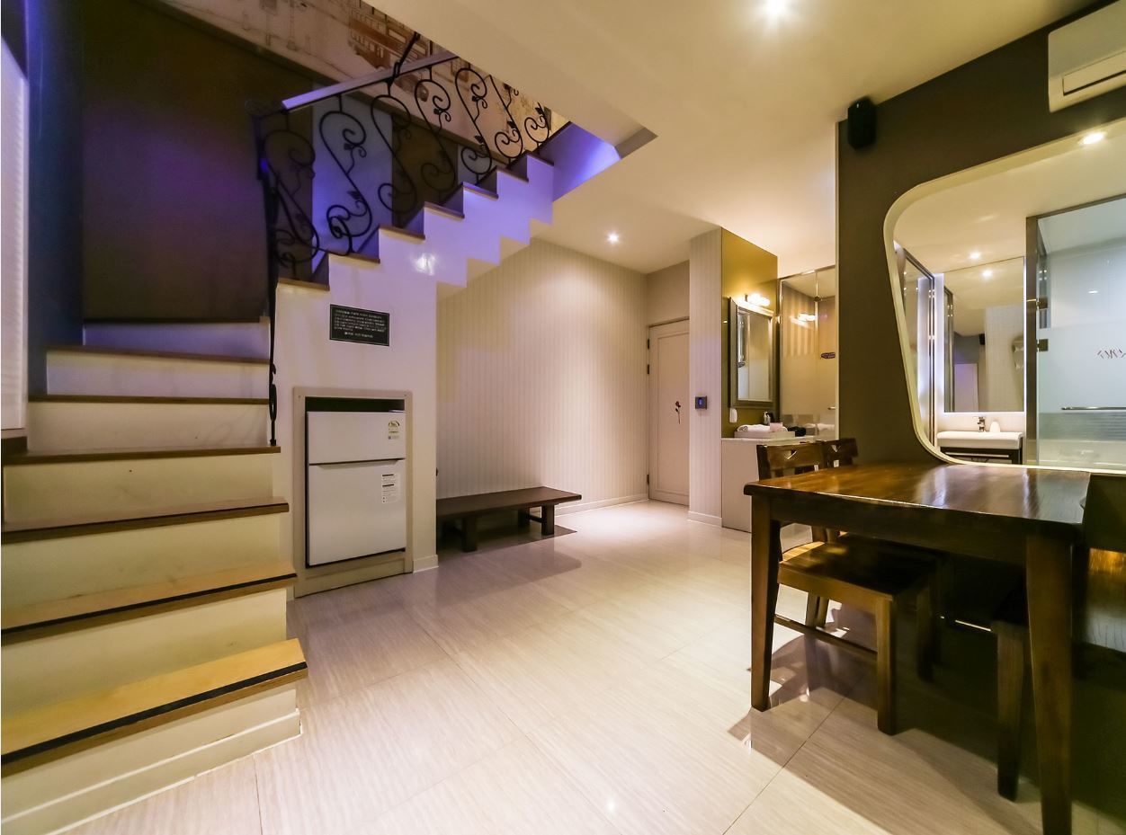 family duplex (party room a) | living area | tv, computer