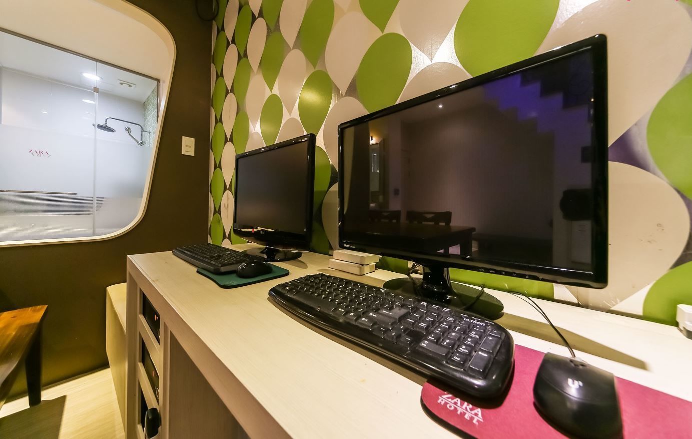 family duplex (party room a) | living area | tv, computer