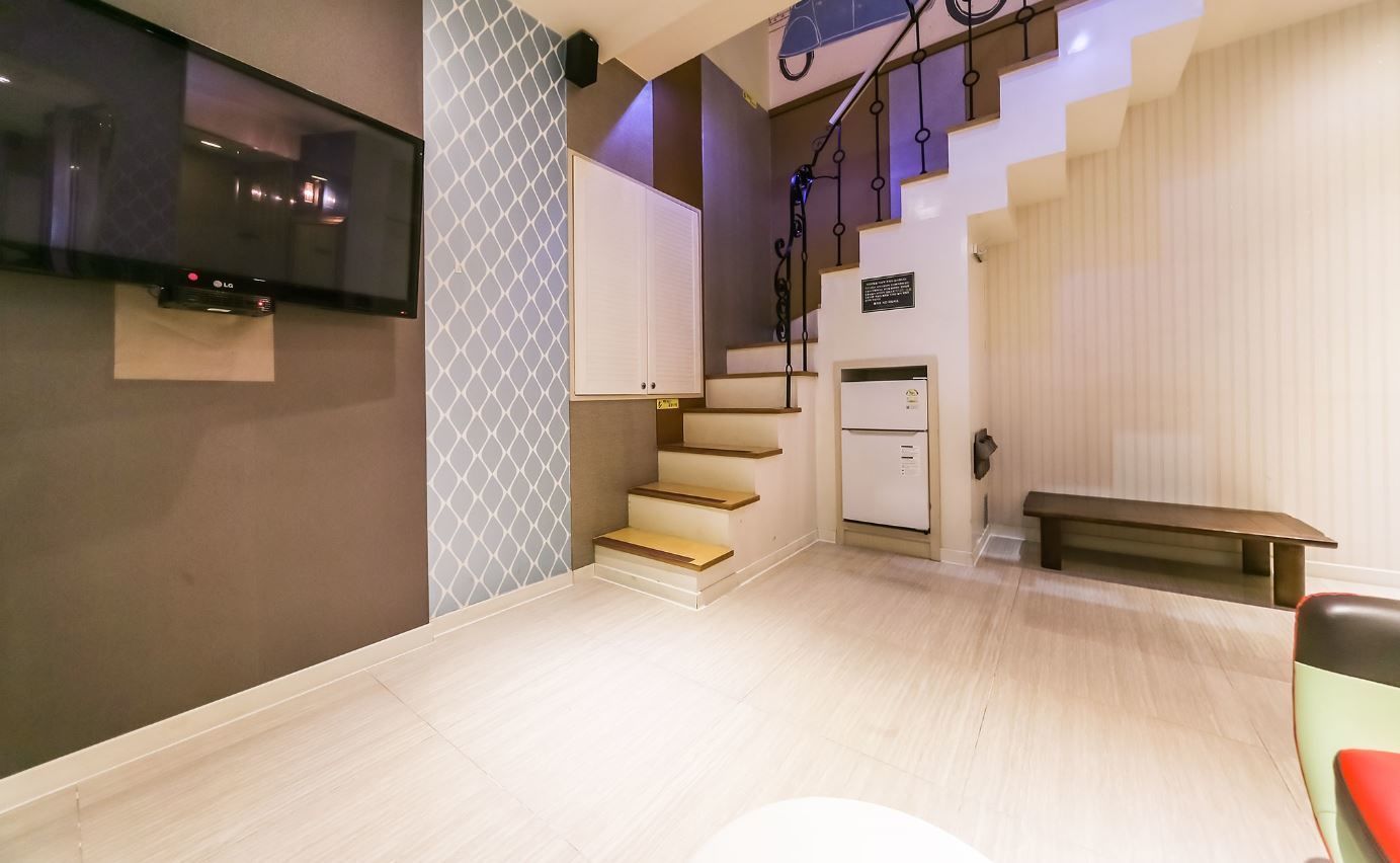 duplex (party room b) | living area | tv, computer