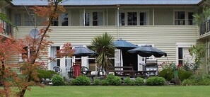 Outdoor dining - The Old Nurses Home Guesthouse (Reefton)