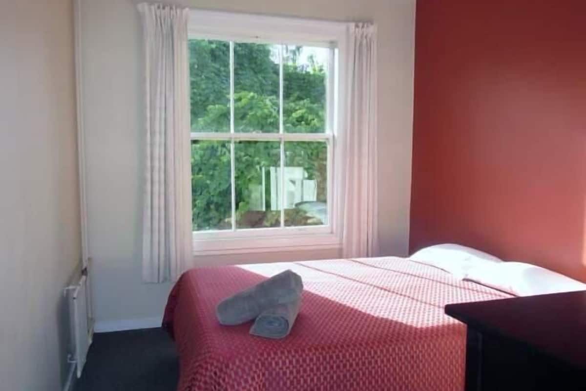 Queen Room, Shared Bathroom