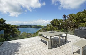 Outdoor dining - Stunning Views on Waiheke Island - by Urban Butler (Waiheke Island)