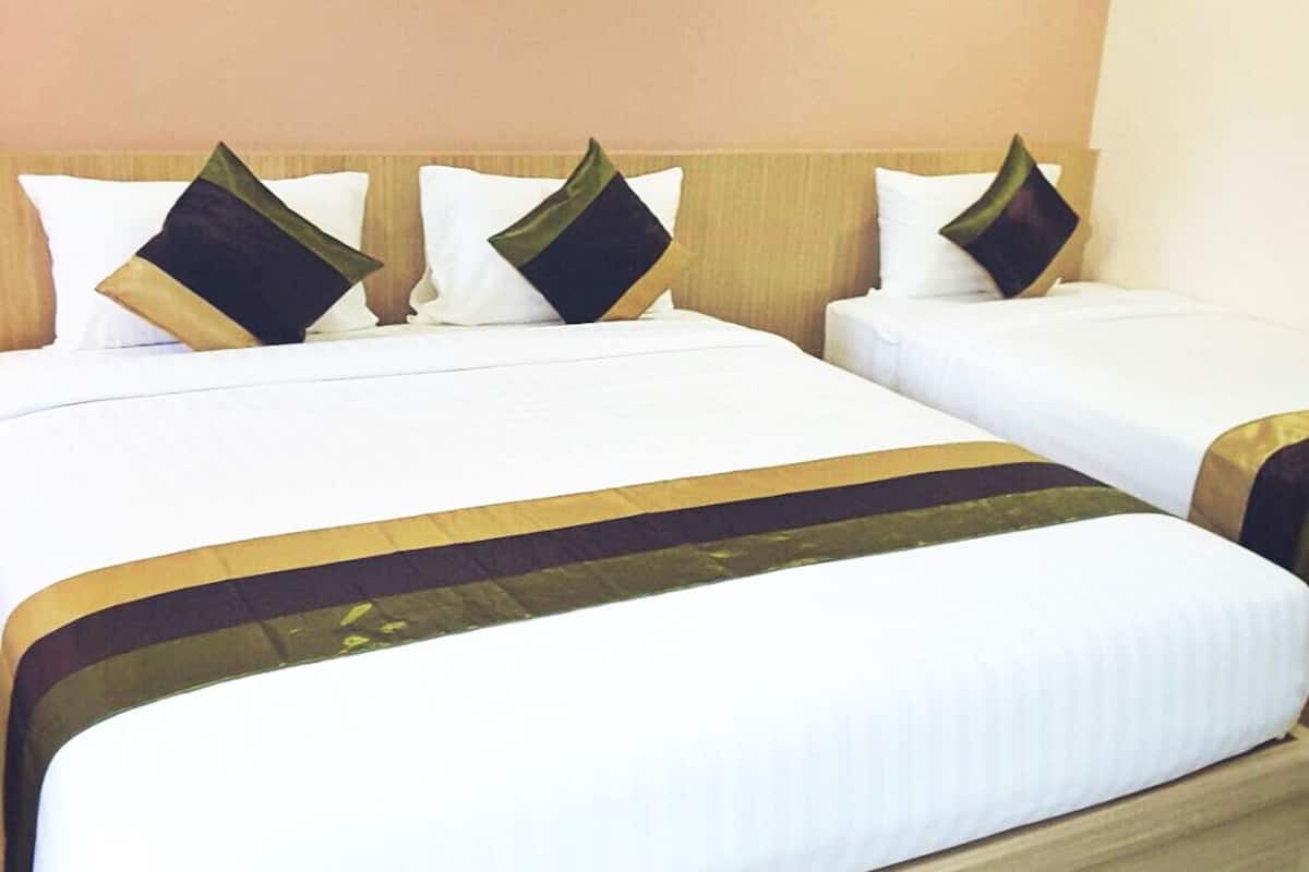 Uma cama de casal com estrutura de madeira e roupa de cama branca.