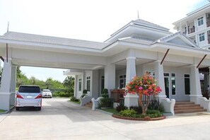 A modern two-story house with a covered driveway and a front porch. - Sukkhamas Pirom Hotel (Nakhon Ratchasima)