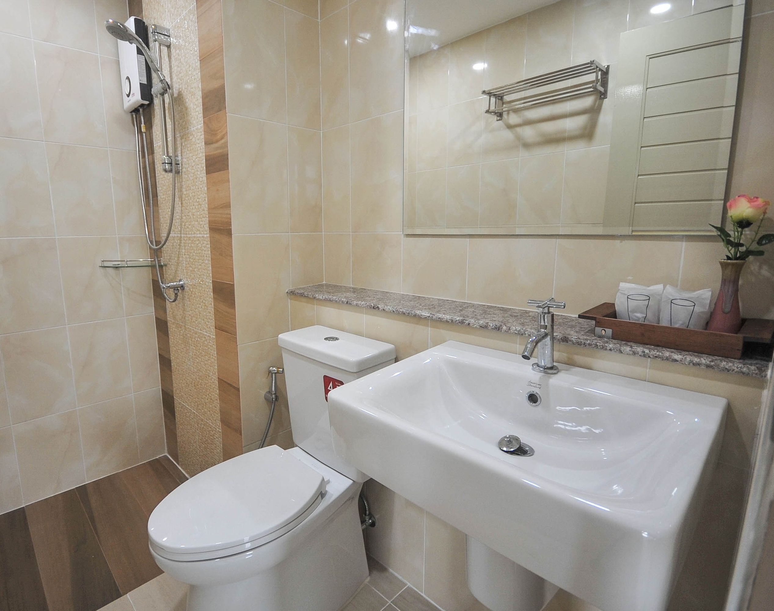 suite | bathroom | shower, free toiletries, hair dryer, towels