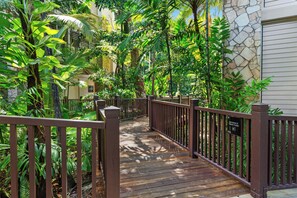 Exterior - Temple 304 Modern Spacious (Palm Cove)