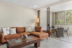 Căn hộ, 2 phòng ngủ, quang cảnh resort | Khu phòng khách | TV, đầu đĩa DVD 