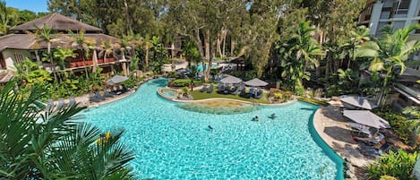 Piscine extérieure, chaises longues