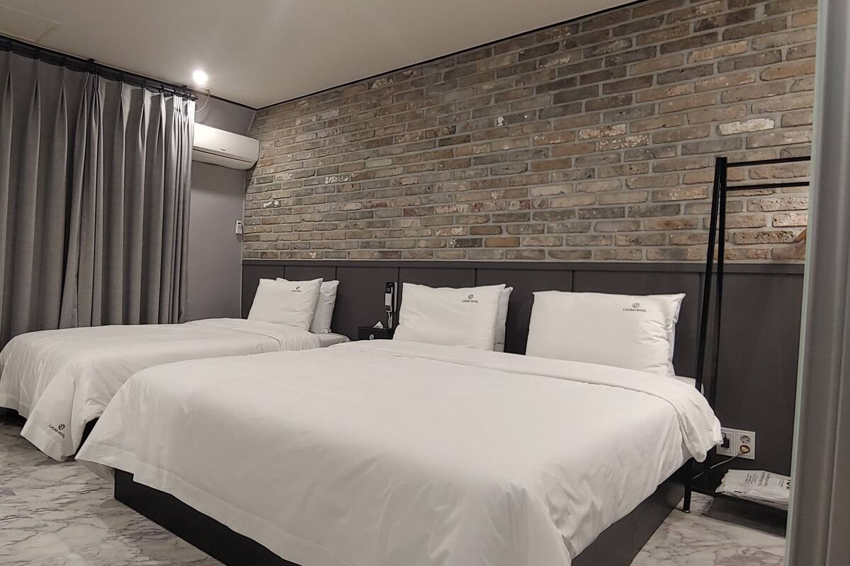 Deluxe Twin Room | 高档床上用品、免费 WiFi、特色装修、床单