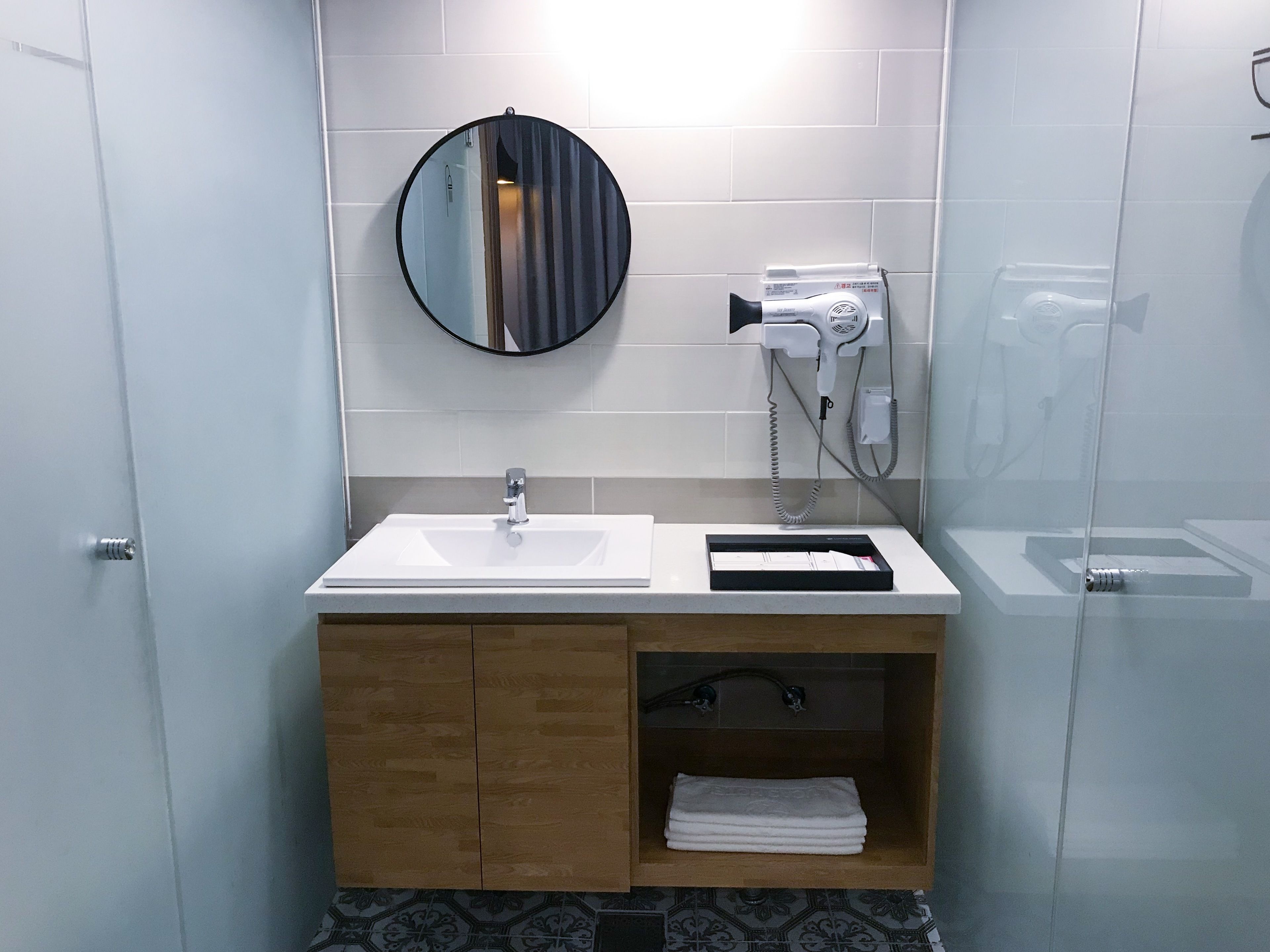 combined shower/bathtub, rainfall showerhead, designer toiletries