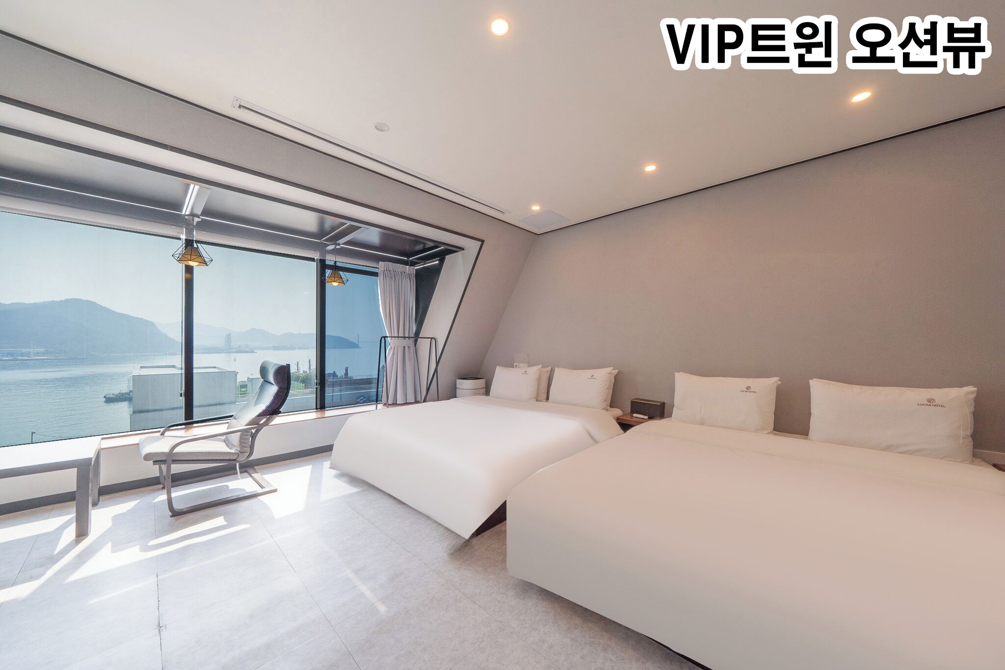 Ropa de cama de alta calidad, decoración personalizada y wifi gratis 