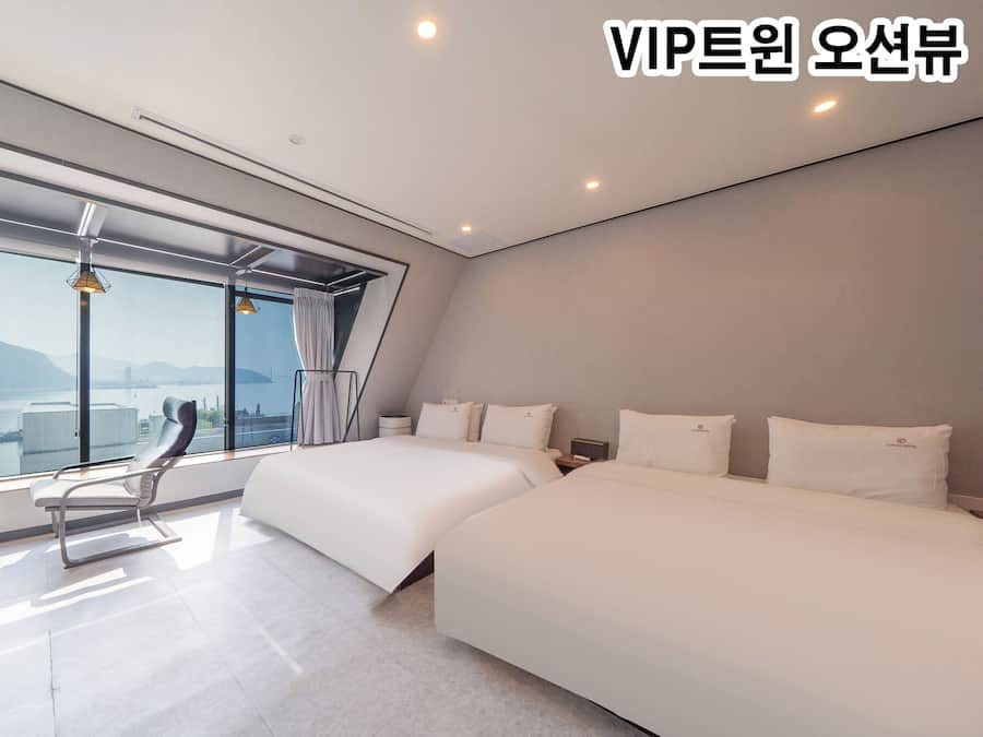 VIP Twin Ocean View Room | Ropa de cama de alta calidad, decoración individual, wifi gratis
