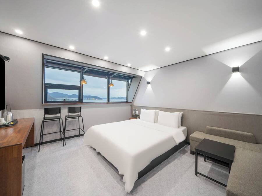 Triple (2 rooms), Ocean View | Premium bedding, individually decorated, free WiFi, bed sheets