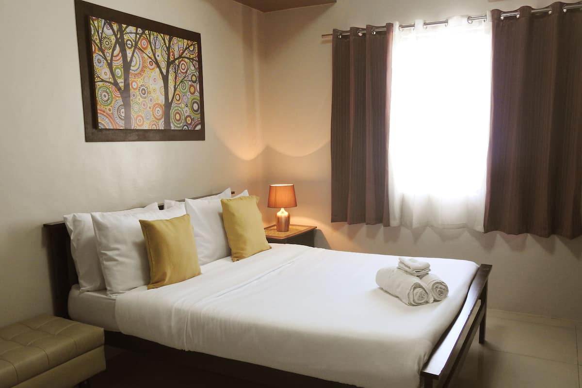 Deluxe Double Room, 1 Queen Bed | Desk, blackout drapes, rollaway beds, free WiFi