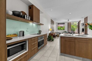 Lägenhet - 2 sovrum - bottenvåning | Eget kök | Stort kylskåp, mikrovågsugn, ugn och spishäll