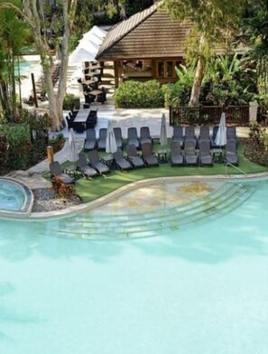 3 albercas al aire libre y camastros 