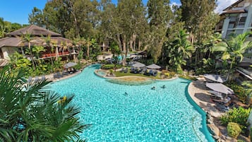 3 outdoor pools, sun loungers