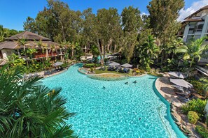 3 utomhuspooler och solstolar