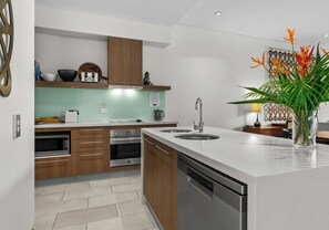 Private kitchen - Temple 121 Palm Cove With Courtyard (Palm Cove)