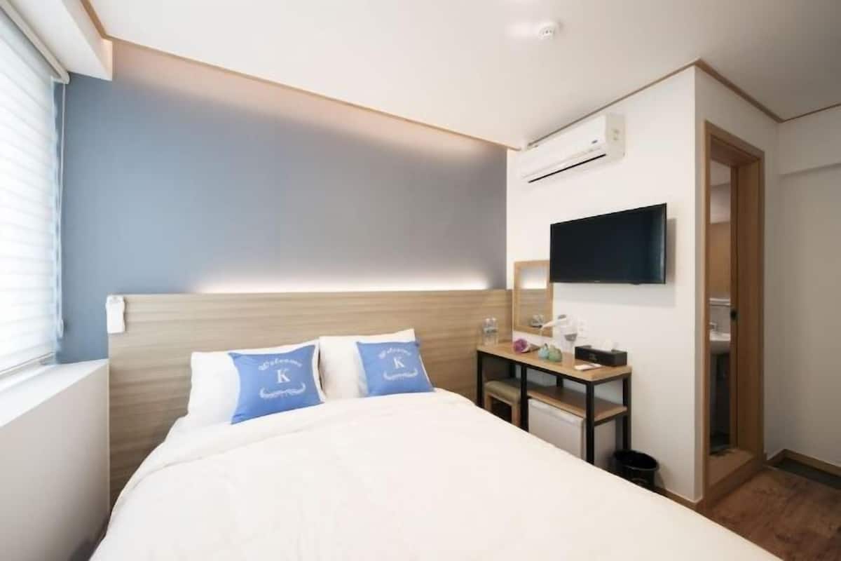 In-room safe, desk, soundproofing, free WiFi