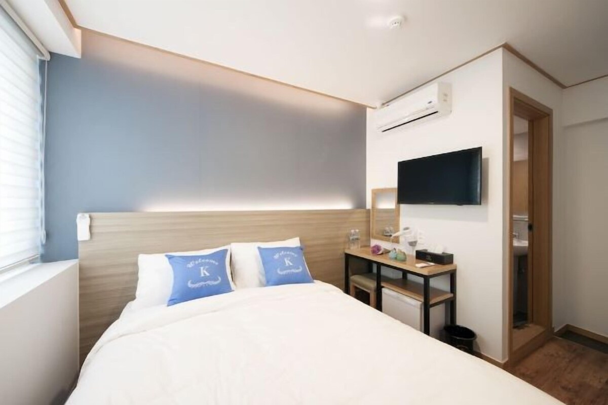 ตู้นิรภัยในห้องพัก, โต๊ะทำงาน, ห้องเก็บเสียง, Wi-Fi ฟรี