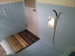 Shower, free toiletries, hair dryer, towels - OKINAWA MOTOBU GUESTHOUSE - Hostel (Motobu)