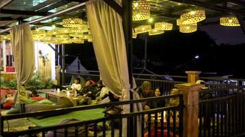 Tempat makan outdoor