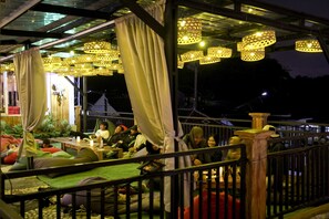 Outdoor dining - Batuque Town Villa (Batu)