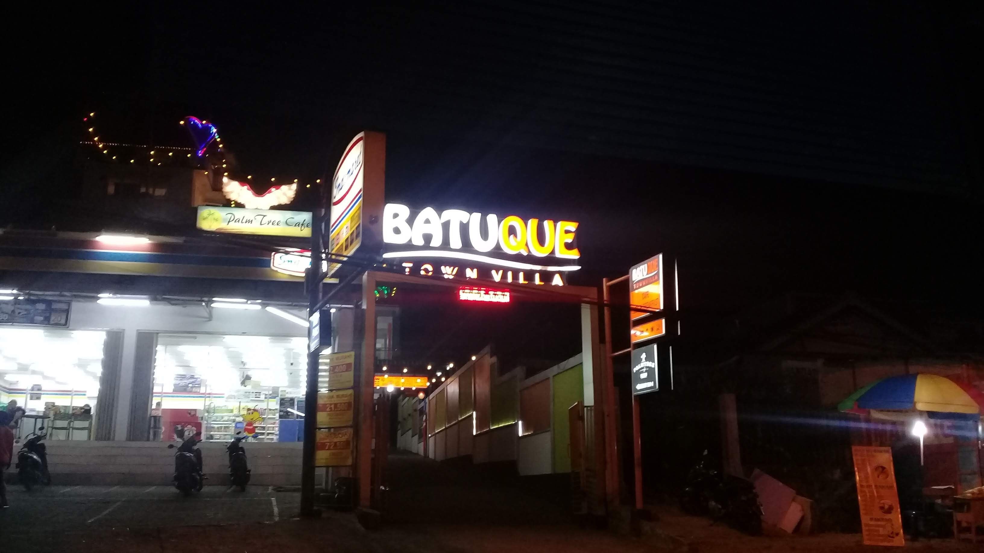 Un edificio con un cartel que dice "BATUQUE TOWN VILLA".