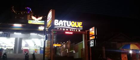 Un edificio con un cartel que dice "BATUQUE TOWN VILLA".