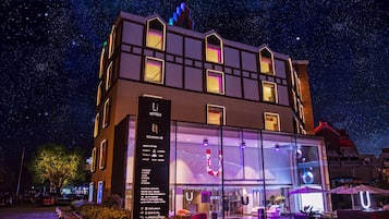 Vista frontal de la propiedad por la tarde o noche