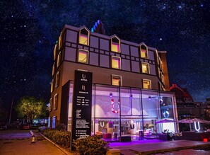 Fachada de la propiedad por la tarde o noche