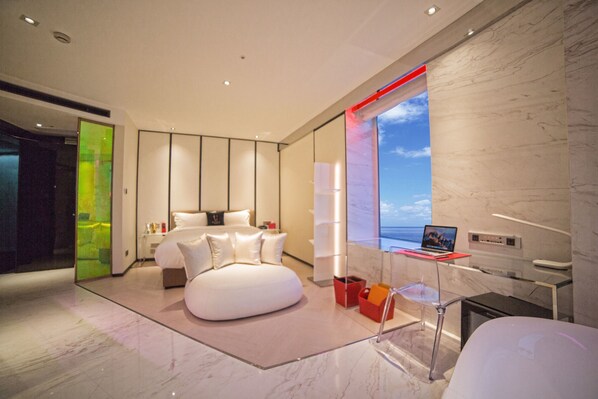 Trendiness Cool Ocean View | Desk, blackout drapes, soundproofing, free WiFi
