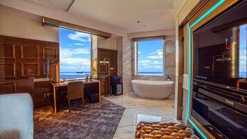 Escritorio, cortinas blackout, insonorización y wifi gratis