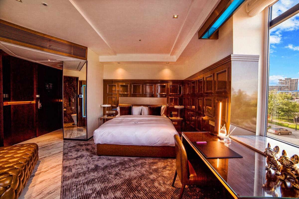 Escritorio, cortinas blackout, sistema de insonorización y wifi gratis 